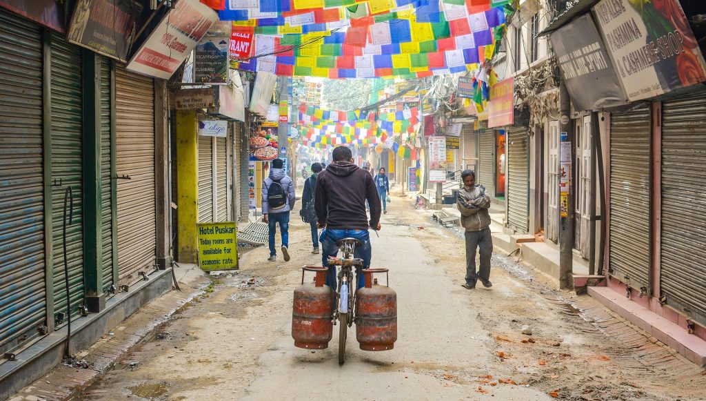 Bicicleta con mercancía.